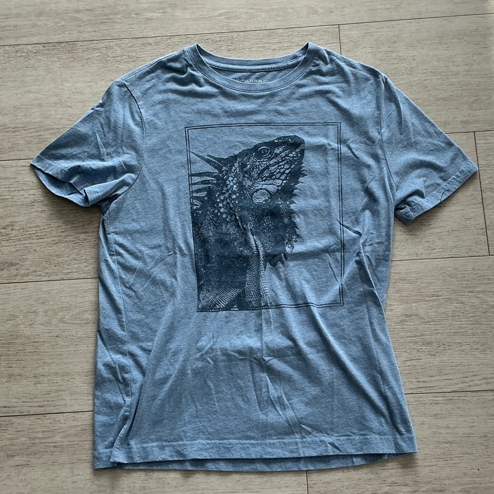 Blue Banana Republic Graphic T-Shirt with Iguana Design